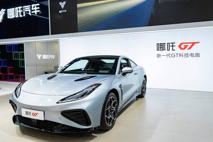 佛山6哪吒汽车在智能汽车领域的表现，领途汽车在新能源汽车市场中的影响力